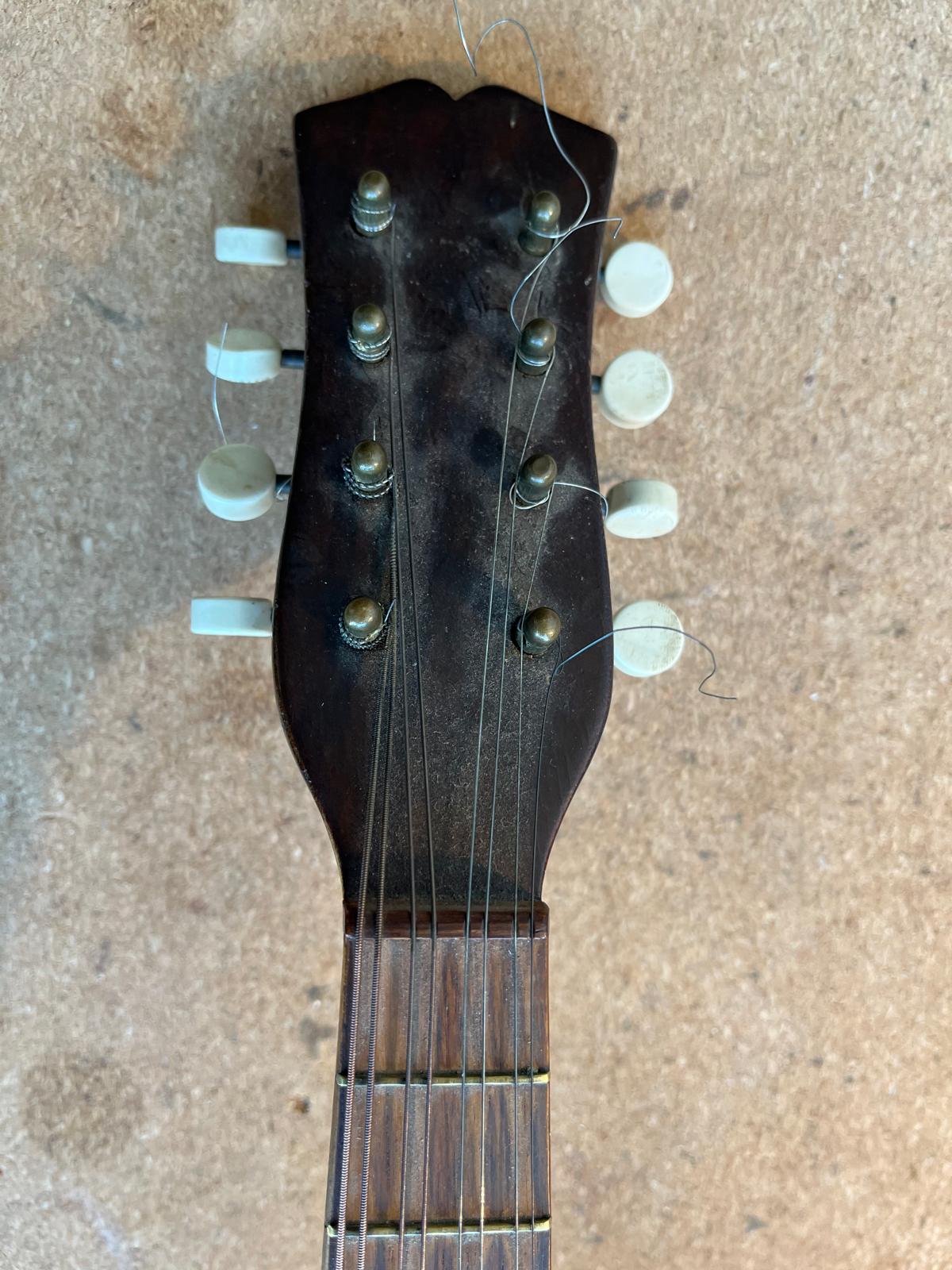 Guitare Box - Tête de mandoline avant restauration Guitare Box - Tête de mandoline avant restauration
