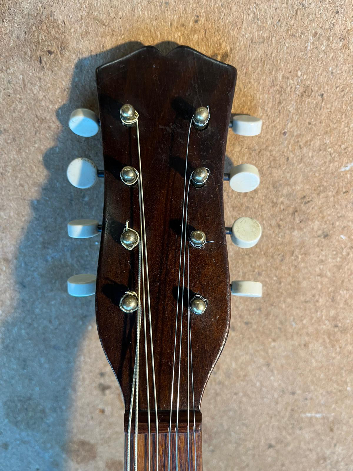 Guitare Box - Tête de mandoline après restauration Guitare Box - Tête de mandoline après restauration